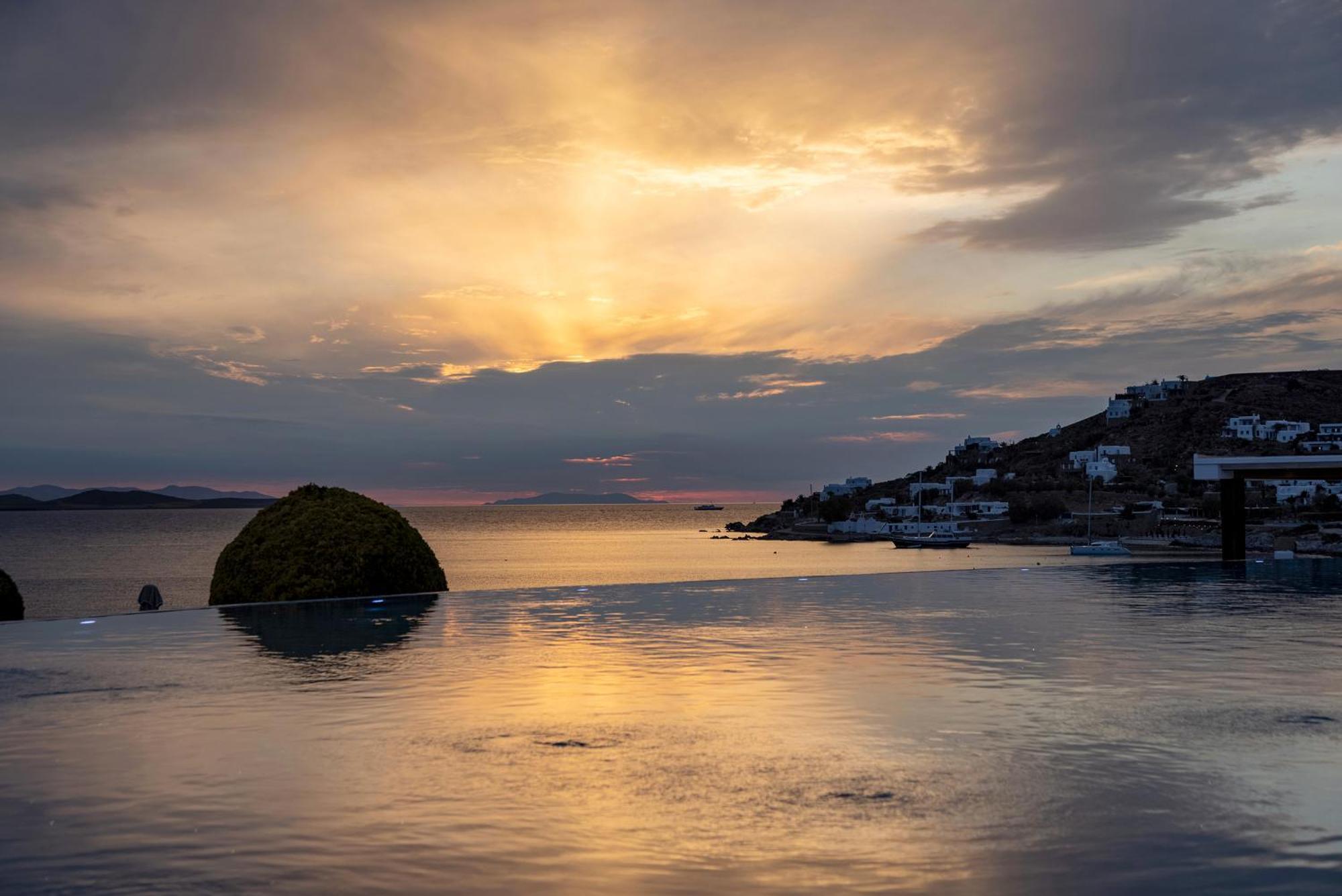 Saint John Hotel Villas&Spa Agios Ioannis Diakoftis Esterno foto Sunset over the bay