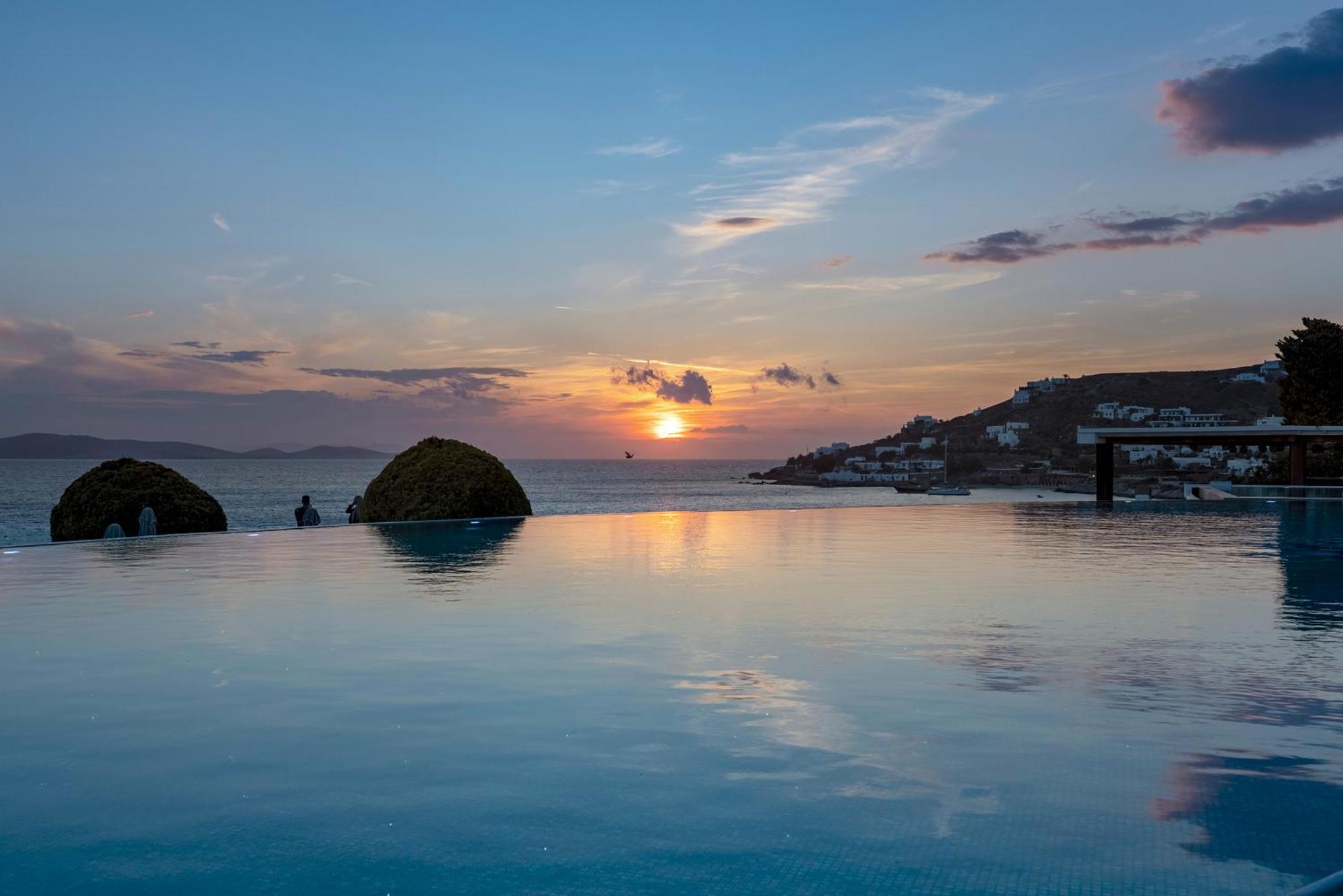 Saint John Hotel Villas&Spa Agios Ioannis Diakoftis Esterno foto Sunset at the pool