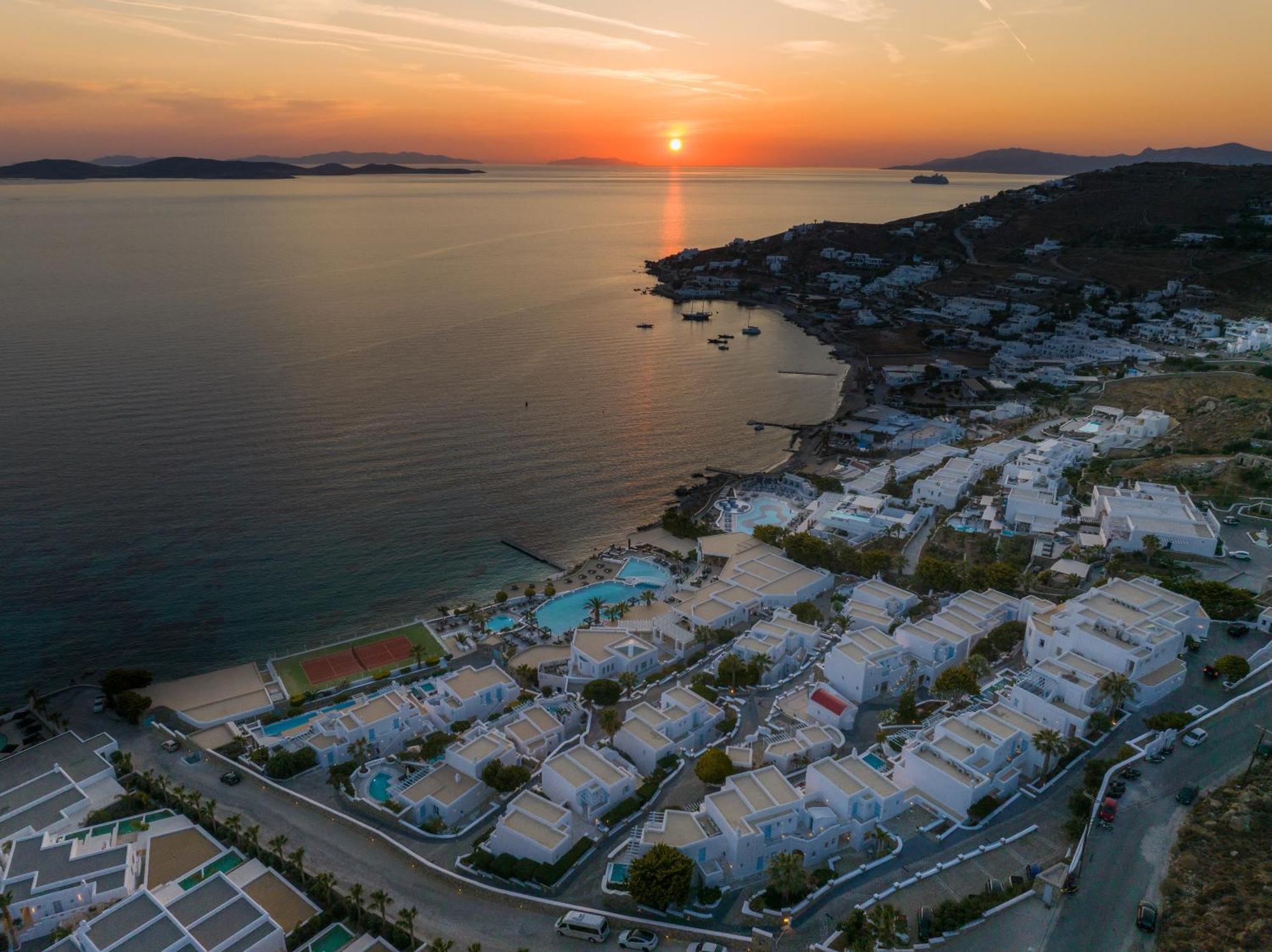 Saint John Hotel Villas&Spa Agios Ioannis Diakoftis Esterno foto Sunset over Mykonos