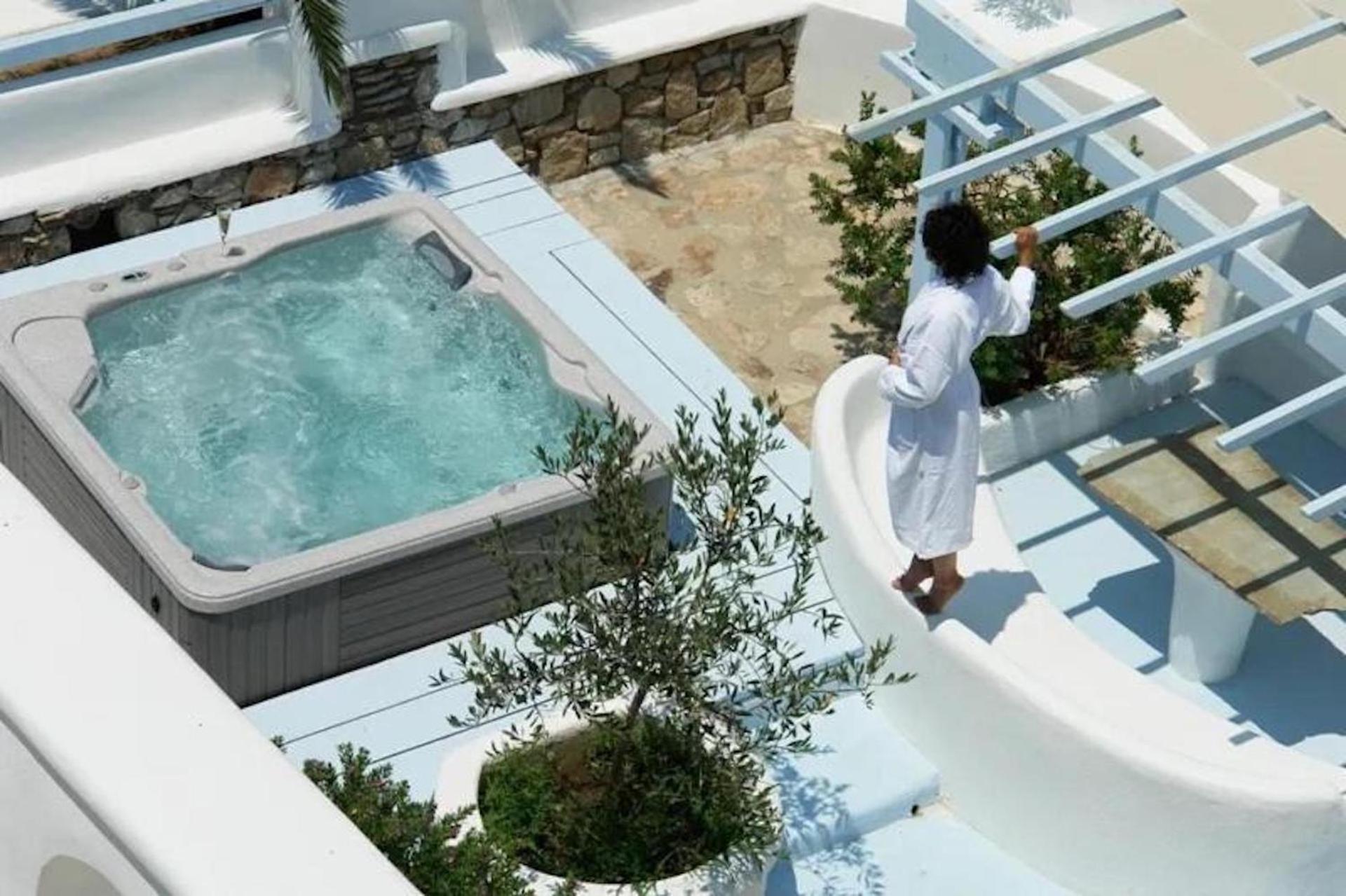 Saint John Hotel Villas&Spa Agios Ioannis Diakoftis Esterno foto A hot tub in Mykonos, Greece
